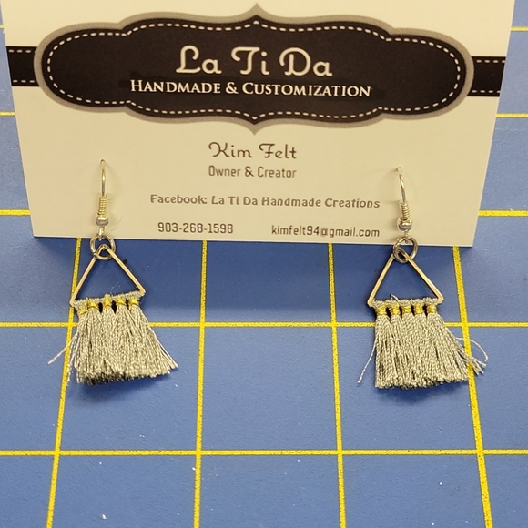 Handmade Earrings 1" Grey Tassell Thready - Picture 1 of 1
